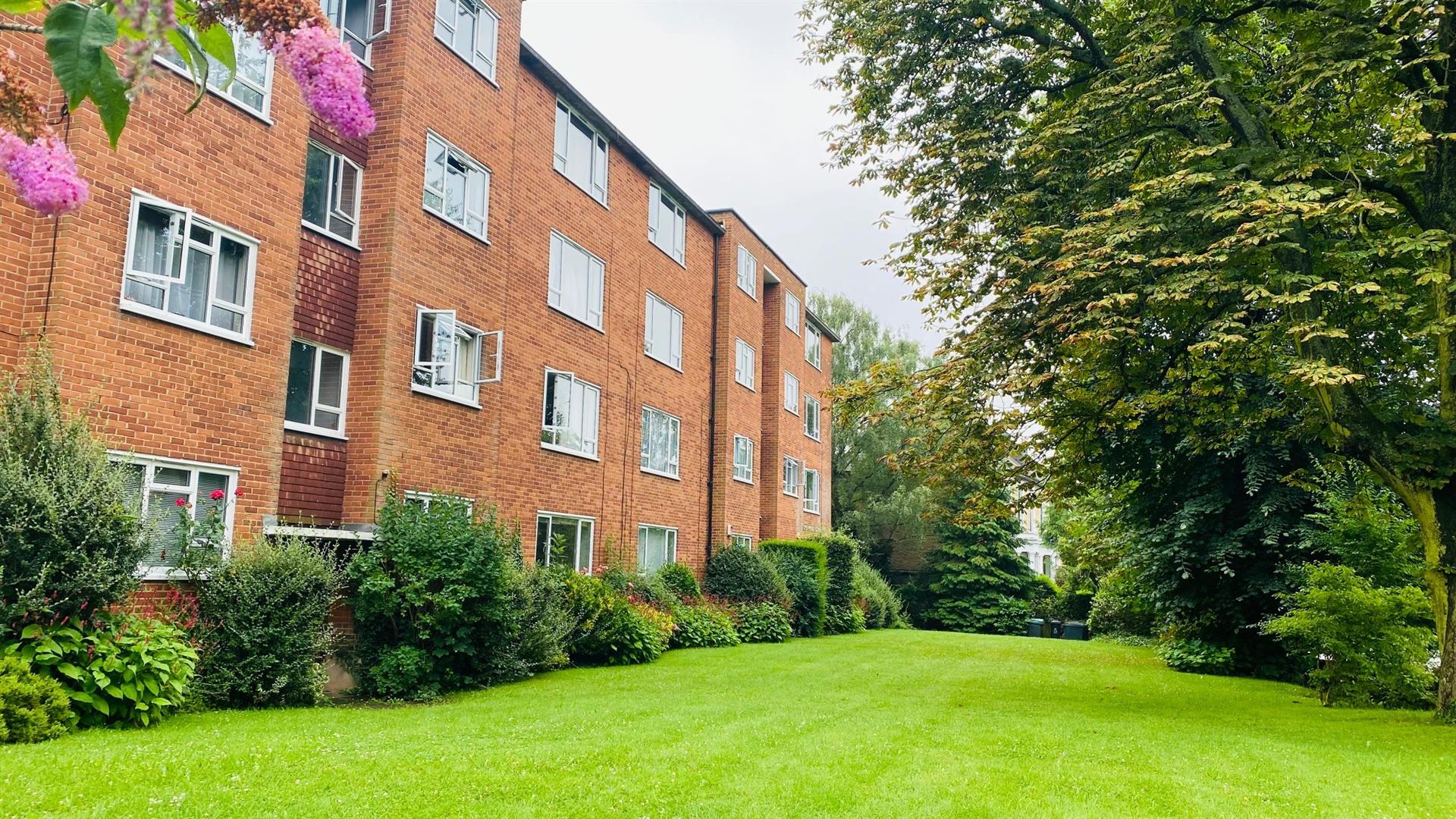 2 bed property in Western Road, London